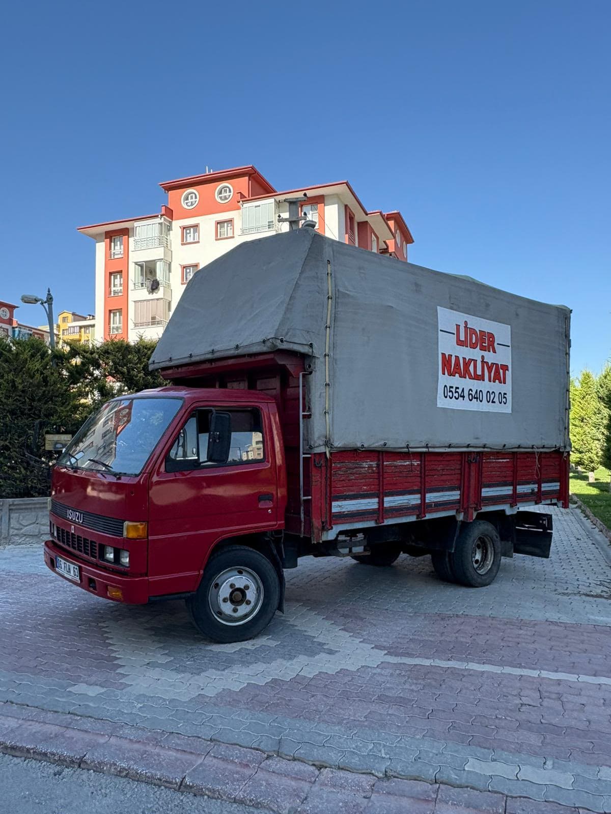 Mobil asansör sepetinde taşınan ev eşyaları