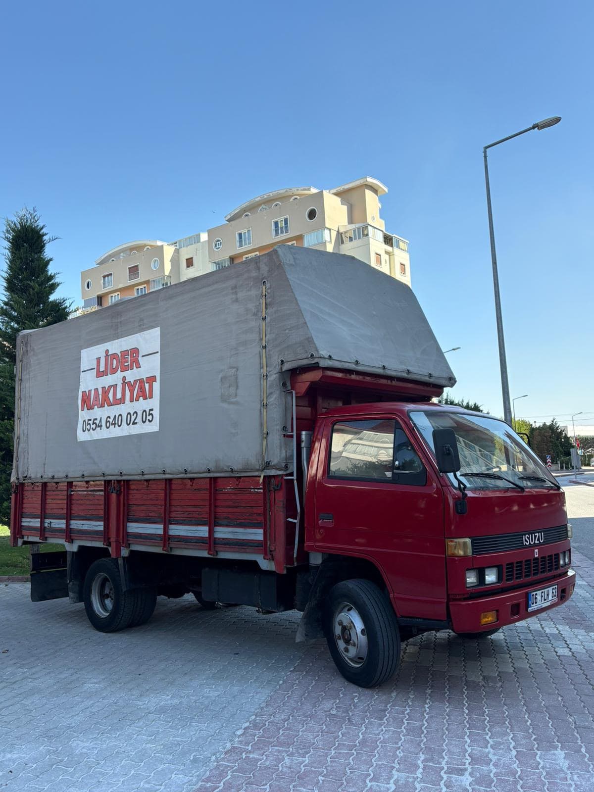 Balonlu naylonla sıkıca sarılmış gardırop kapakları ve çekmeceler