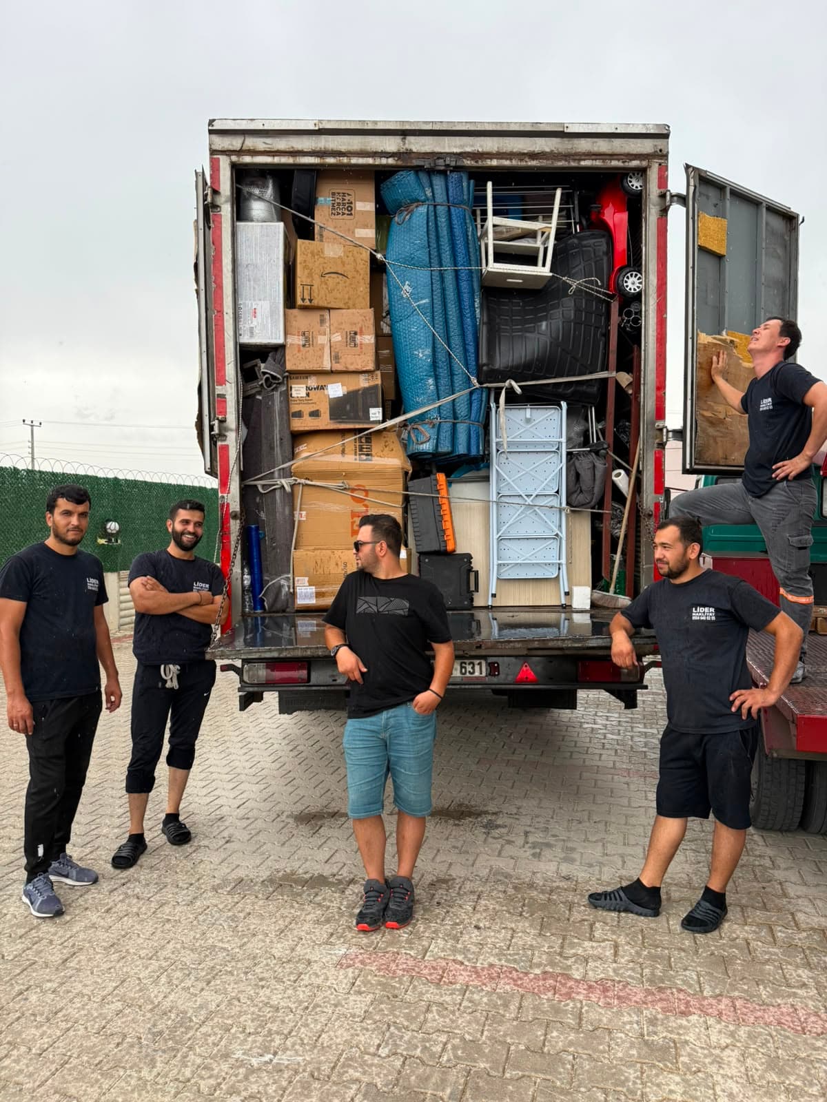 Lider nakliyat güler yüzlü ve kurumsal üniformalı elemanları